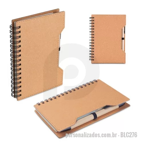 Caderneta personalizada - Bloco/ Caderno A6 capa em papelão reciclado com caneta Kit composto por caderno com capa em papelão, com miolo de 70 folhas sem pauta em papel 70g/m². Acompanha caneta confeccionada em papelão reciclado com detalhes em plástico. com sticky notes para anotações.
