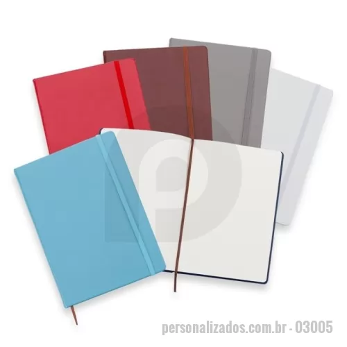 Caderneta personalizada -  Caderneta de couro sintético, marcador de página em cetim e fita elástica para fechar. Contém aproximadamente 78 folhas amareladas sem pauta.  Altura :  21,4 cm