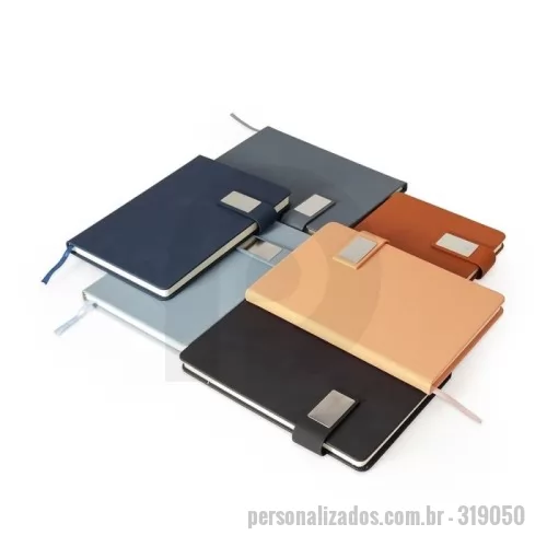 Caderneta personalizada - Caderneta capa dura em couro sintético com fecho magnético, placa metálica personalizável, além de marca-página em fita de cetim e aproximadamente 96 folhas brancas pautadas.