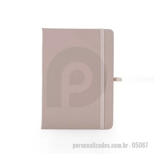 Caderneta personalizada - Caderneta emborrachada com suporte para caneta, elástico para lacre e marcador de página em cetim, contém aproximadamente 80 folhas com pauta na cor branca.  Altura: 17,7 cm Largura: 12,5 cm Espessura: 1,2 cm Medidas aproximadas para gravação: (CxL): 17 cm x 12 cm