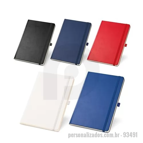 Caderneta personalizada - Caderno A5 de capa dura, com 160 páginas lisas em cor marfim. Com bolso interior, fita separadora, elástico e suporte para esferográfica (não inclusa). 137 x 210 mm  Caixa exterior (m): 0,440X0,160X0,290 Peso da caixa (Kg.): 11.300 Peso do Produto (g.): 246 Caixa Exterior (Un.): 40 Caixa interior (Un.): 1 NCMS: 4820.20.00 Packing após gravação: Sem polybag Certificados: REACH Outros materiais: papel 70 g/m² País de origem: China