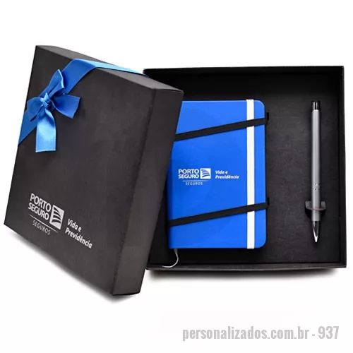 Caderneta personalizada - Kit Composto por uma caderneta capa dura, guardas em papel Color Plus 180 g (0 x 0 cor). Miolo com 80 folhas em papel pólem 75 g, (0 x 0 cor). Miolo costurado com cantos arredondados e fechamento com elástico. Caixa produzida em papel kraft 300 g na cor preta formato 19 x 19 x 5,5 cm. Acompanha 1 caneta de metal. A Personalização na capa e tampa da caixa é em silkscreen a 1 cor. A caneta será personalizada a laser. Laço de cetim não incluso.