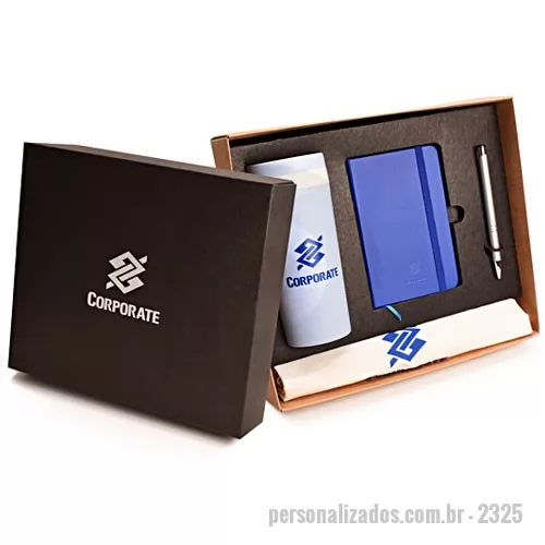 Caderneta personalizada - Kit composto por 1 copo térmico de fibra de bambú de 350 mL, 1 caderneta com fecho de elástico formato 9x14 cm, 1 caneta metálica e 1 sacola ecobag. A personalização é em silkscreen 1 cor na capa da caderneta, no copo, na ecobag e na tampa da caixa. Na caneta a personalização é a laser. Caixa produzida em papel kraft preto, formato 28,5x24,5x7,2 cm.