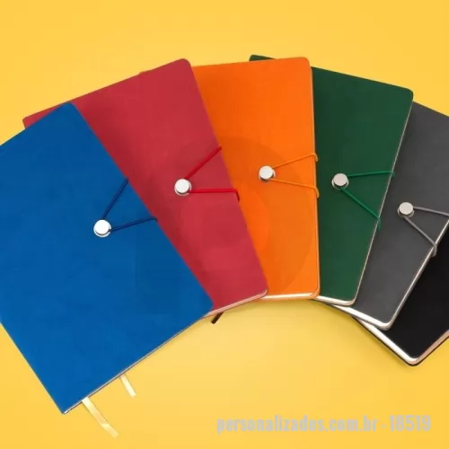 Caderneta personalizada - Caderneta com fecho de pino e elástico de nylon para lacre. Capa em material sintético emborrachado, possui aproximadamente 96 folhas pardas pautadas e marca página em cetim.