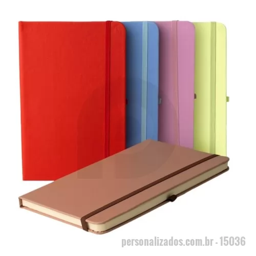 Caderneta personalizada - Caderneta em couro sintético com porta caneta, marcador de página em cetim e fita elástica para lacre. Contém aproximadamente 80 folhas pardas com pauta.