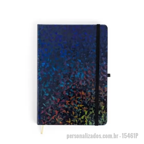 Caderneta personalizada - Caderneta capa dura com estampa holográfica, elástico para fechamento, porta-canetas lateral e marca-páginas em fita de cetim. Possui aproximadamente 80 folhas brancas pautadas de 75 g/m².