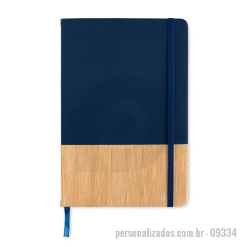 Caderneta personalizada - Caderneta de capa dura em poliuretano (PU) com acabamento que remete ao bambu na parte inferior, elástico para fechamento e marca-página em fita de cetim. Possui aproximadamente 96 folhas marfim pautadas de 80 g/m².