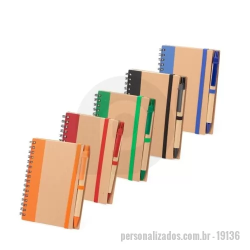 Caderneta personalizada - Caderno com capa em papel kraft, encadernação Wire-O, elástico para fechamento, suporte para canetas lateral elástico e aproximadamente 70 folhas pautadas em papel offset na cor marfim. Acompanha uma caneta em papelão com ponteira, clipe e acionamento por clique em plástico e carga esferográfica azul de 1,0mm.  Altura :  14,4 cm