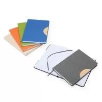 A nossa caderneta traz funcionalidade e estilo em um design leve e prático. Feita em rPET, com cerca de 96 folhas brancas pautadas, é perfeita para anotações, e conta com um suporte na capa feito de papelão, com revestimento similar ao bambu, ideal para manter o aparelho celular firme. A capa dobrável e flexível facilita o transporte, e o marcador de página em cetim agrega um toque de sofisticação.  Altura :  21 cm  Largura :  14,3 cm  Espessura :  1,4 cm