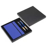 Kit executivo com três peças, composto por uma caderneta, uma caneta e uma lapiseira. A caderneta possui capa dura em papelão reforçado, fechamento em elástico, cerca de 82 folhas pautadas, bloco de folhas amarelas e outro com marcadores autoadesivos coloridos. A caneta e a lapiseira contam com corpo em plástico e detalhes em bambu. Além disso, a caneta possui carga esferográfica azul de 1,0 mm, enquanto a lapiseira dispõe de grafite de 0,7 mm. Acompanha caixa em papelão com berço em plástico para guardar os itens do conjunto.  Altura: 20,8 cm Largura: 20,8 cm Profundidade: 2 cm Peso aproximado (g): 339 Medidas aproximadas para gravação (CxL): 20 cm x 20 cm (tampa da caixa) - 17 cm x 10 cm (bloco de anotações) - 0,8 cm x 6 cm (caneta/lapiseira) Tamanho total aproximado (CxL): Bloco de Anotação (C X L X E): 18,8 cm x 11,5 cm x 1,3 cm Caneta (C X L): 13,8 cm x 1,5 cm Lapiseira (C X L): 13,7 cm x 1,5 cm
