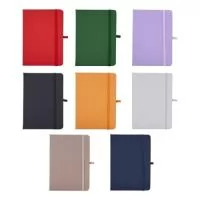 Descrição: Caderneta emborrachada com suporte para caneta, elástico para lacre e marcador de página em cetim, contém aproximadamente 80 folhas com pauta na cor branca.  Altura :  17,7 cm  Largura :  12,5 cm  Espessura :  1,2 cm  Medidas aproximadas para gravação (CxL):  17 cm x 12 cm