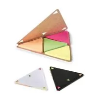 4 blocos adesivados triangulares com 25 folhas cada e com capa em cartão. 91 x 91 mm