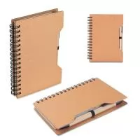 Bloco/ Caderno A6 capa em papelão reciclado com caneta Kit composto por caderno com capa em papelão, com miolo de 70 folhas sem pauta em papel 70g/m². Acompanha caneta confeccionada em papelão reciclado com detalhes em plástico. com sticky notes para anotações.