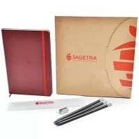 Kit composto por uma caderneta 14 x 21 cm, 80 folhas ou 160 páginas 0x0 cor e 3 lápis com borracha personalizados em silkscreen 1 cor e acompanha 1 apontador metálico. O revestimento da capa é em courino percalux. Embalagem em papel kraft 300 g com impressão na tampa da caixa e na capa da caderneta em silkscreen 1 cor.  Formato da caixa fechada é de 23,5 x 24,8 x 1,6 cm. Kit fornecido em saco plástico shrink.