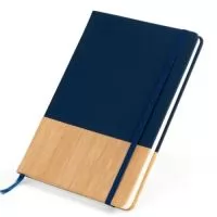 Caderneta de capa dura em poliuretano (PU) com acabamento que remete ao bambu na parte inferior, elástico para fechamento e marca-página em fita de cetim. Possui aproximadamente 96 folhas marfim pautadas de 80 g/m².