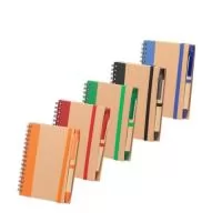 Caderno com capa em papel kraft, encadernação Wire-O, elástico para fechamento, suporte para canetas lateral elástico e aproximadamente 70 folhas pautadas em papel offset na cor marfim. Acompanha uma caneta em papelão com ponteira, clipe e acionamento por clique em plástico e carga esferográfica azul de 1,0mm.  Altura :  14,4 cm