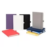 Caderneta A5 personalizada com capa dura em poliuretano (PU), elástico para fechamento, suporte lateral para caneta e marca-página em fita de cetim. Possui aproximadamente 80 folhas pautadas na cor marfim, oferecendo praticidade para anotações em reuniões, treinamentos, eventos e no dia a dia. Ideal para brindes corporativos, kits de onboarding, feiras, congressos, ações promocionais e presentes para clientes e colaboradores. A capa possui ampla área para personalização com logotipo, nome ou identidade visual da empresa, tornando a caderneta uma opção útil, elegante e com ótima exposição de marca. Medidas aproximadas: 14,6 x 21,1 x 1,4 cm. Área de gravação: 20 x 13 cm. Peso aproximado: 276 g.