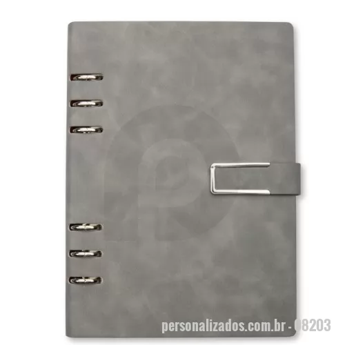 Caderno a prova d água personalizado - Caderno a prova d água Personalizado - 08203 - caderno fichário em PU. Com um design super elegante, ele tem capa dura no formato A5 e um fechamento de fivela imantado que protege as 119 folhas em papel marfim. Os seis anéis permitem retirar e reorganizar as folhas sempre que precisarem, deixando tudo do seu jeito. E para completar, a primeira folha traz um espaço especial para dados pessoais. Esse caderno fichário é a escolha perfeita para manter tudo organizado e com muita sofisticação. - 179241 - Caderno a prova d água