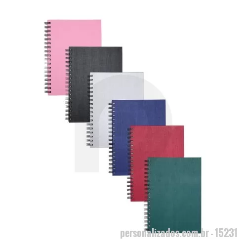 Caderno Capa Dura personalizado - Descrição: Este caderno capa dura em linho com espiral metálica vai trazer um toque de elegância e praticidade para as anotações do dia a dia. Com aproximadamente 101 folhas divididas em: 1 folha de guarda, 1 com os calendários de 2024 até 2026, 6 folhas com o calendário anual para anotação de compromissos, 87 folhas pautadas, 5 folhas quadriculadas e uma folha para contatos ao final. Um caderno versátil, ideal para o cotidiano.