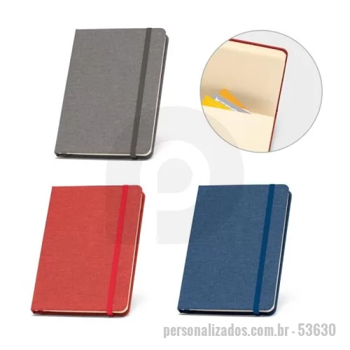 Caderno Capa Dura personalizado - Caderno A5 de capa dura em tecido poliéster 100% reciclado (100% rPET). Com 96 folhas pautadas em papel cor marfim proveniente de gestão florestal sustentável, fita separadora, elástico e bolso em papel na parte traseira da capa. 140 x 210 mm