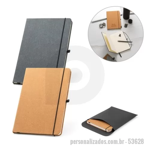 Caderno Capa Dura personalizado - Caderno A5 de capa dura em couro reciclado, com 96 folhas pautadas cor marfim em papel proveniente de gestão florestal sustentável. Suporte para esferográfica (não inclusa), elástico e fita separadora em preto. Contém bolso interior. Fornecido em envelope preto de cartão. 140 x 210 mm