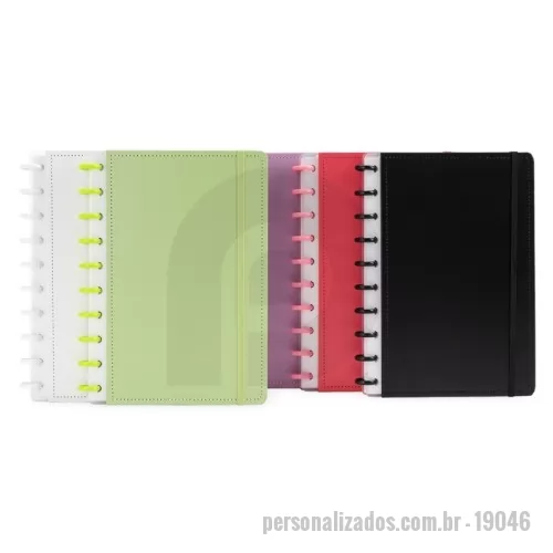Caderno Capa Dura personalizado - Descrição: Caderno capa dura em papelão, com elástico para fechamento e encadernação em discos plásticos reposicionáveis, que permitem acrescentar ou remover folhas compatíveis com facilidade. Conta com aproximadamente 80 folhas brancas pautadas.  Largura :  19 cm  Espessura :  2,4 cm  Comprimento :  26 cm