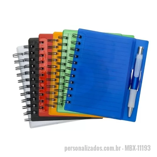 Caderno Capa Dura personalizado - Caderno plástico wire-o com caneta e suporte para encaixe. Caneta plástica com detalhe emborrachado, carga esferográfica na cor azul e acionamento por clique.