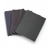 Caderno com capa de couro sintético texturizado e espiral prata metálico. Possui aproximadamente 100 folhas brancas pautadas e páginas para: dados pessoais, calendário de 2020 à 2023 e planejamento