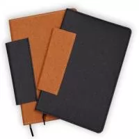 Caderno de anotações em couro reciclado com porta canetas, miolo com 80 folhas pautadas na cor branca. Obs.: Não acompanha a caneta.  80 folhas, 70g gramatura