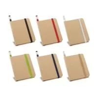 Caderno A7 de capa dura em papel 100% reciclado, 140 páginas lisas em papel 100% reciclado e elástico. Incluso lápis com borracha na ponta. 82 x 105 mm