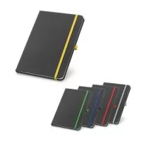 Caderno A5 de capa dura em c. sintético. Contém 160 páginas pautadas, fita separadora, elástico e suporte para esferográfica (não inclusa). 140 x 210 mm