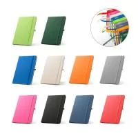 Caderno A5 de capa dura em poliéster 100% reciclado (100% rPET) 300D, com cantos redondos. Contém 80 folhas pautadas em papel cor de marfim reciclado, fita separadora, suporte para esferográfica (não inclusa) e elástico para fecho do caderno. Na parte inferior da lombada, tem impresso em branco o símbolo do rPET. 143 x 211 mm