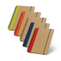Caderno A6 de capa dura em cartão. Com 120 páginas lisas de papel reciclado. 105 x 145 mm