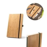 Caderno de bolso de capa e contracapa em placa de bambu e lombada em poliéster 100% reciclado (100% rPET). O interior contém 80 folhas lisas com papel reciclado, suporte para esferográfica (não inclusa) e elástico para fecho do caderno. A cor e o resultado da impressão nos materiais naturais pode variar entre produtos. 90 x 140 mm