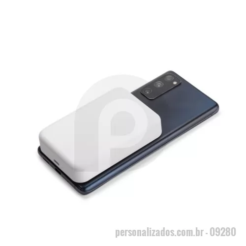 Caderno com Powerbank personalizado - Power bank para carregamento de dispositivos compatíveis com a tecnologia de indução magnética, estrutura em plástico, entrada USB-C para alimentação e capacidade de até 10.000mAh.
