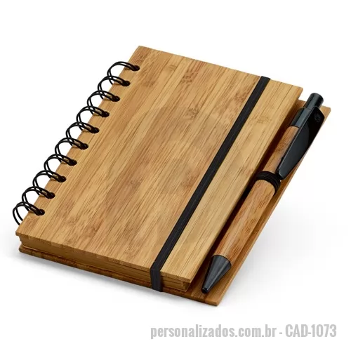 Caderno ecológico personalizado - Caderno ecológico Personalizado - CAD-1073 - Caderno de bambu com caneta. Caderno de Bambu com 70 folhas pautadas de papel reciclado. Incluso esferográfica de bambu. Dois tamanhos disponíveis: 14,8x10,5cm ou 18x13,5cm. - 117558 - Caderno ecológico