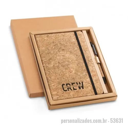 Caderno ecológico personalizado - Conjunto de bloco de notas A5 e esferográfica em cortiça. Bloco com 96 folhas com linhas pautadas cor marfim, em papel proveniente de gestão florestal sustentável. Esferográfica de escrita a azul. Fornecido em caixa presente de papel craft. 140 x 210 mm