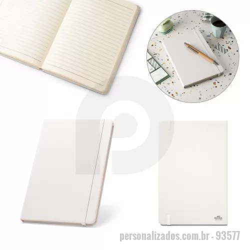 Caderno ecológico personalizado - Caderno A5 em PET reciclado com tratamento antibacteriano, segundo a certificação ISO 20743. Contém 80 folhas pautadas cor marfim, em papel proveniente de gestão florestal sustentável, elástico e fita separadora. 140 x 210 mm