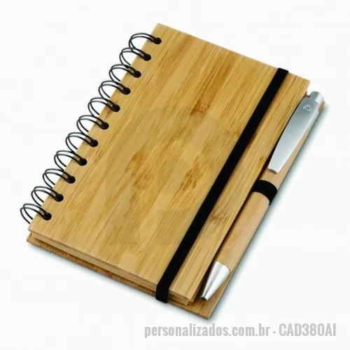 Caderno ecológico personalizado - Caderno ecológico Personalizado - CAD380AI - Kit escritório, contendo:  1 Caderno de anotações 14 x 9cm capa de bambu com elástico, suporte para canetas e miolo com 60 folhas pautadas na cor bege. 1 Caneta de Bambu com detalhes em plástico.  60 folhas, 70g gramatura - 155479 - Caderno ecológico