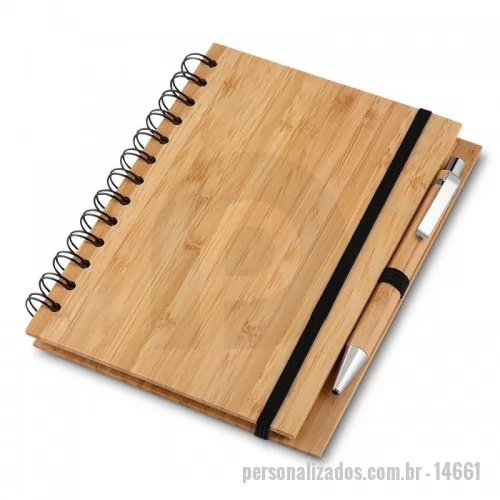 Caderno ecológico personalizado - Caderno de anotações ecológico com caneta. Capa de bambu. Possui aproximadamente 70 folhas beges pautadas com logo reciclado na lateral inferior. Acompanha suporte elástico de nylon com uma caneta de bambu com detalhes em metal.