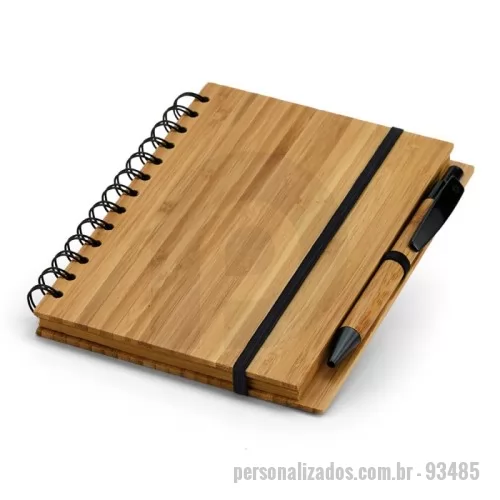 Caderno ecológico personalizado - Caderno A5 espiral com capa dura em bambu, 70 folhas pautadas de papel reciclado e suporte para esferográfica. Esferográfica em bambu inclusa. Por ser um produto composto por materiais naturais, a cor e tamanho do produto e o resultado da impressão podem variar entre produtos.