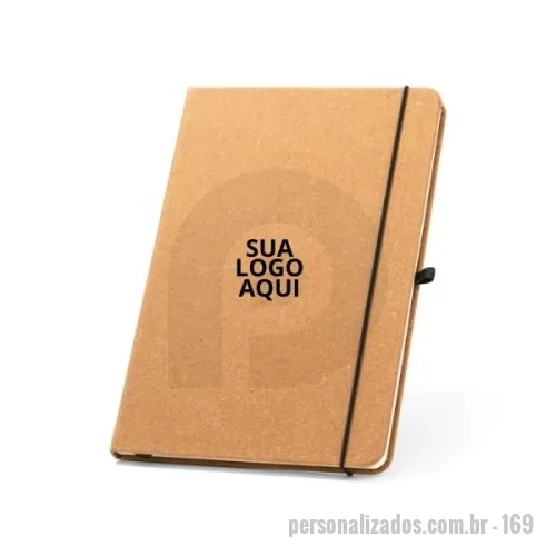 Caderno ecológico personalizado - Caderno A5 Couro reciclado Personalizado .Caderno A5 com capa dura em couro reciclado, apresentando 96 folhas pautadas na elegante cor marfim, é um brinde sofisticado para qualquer ocasião corporativa. O papel é cuidadosamente selecionado de fontes de gestão florestal sustentável, refletindo o compromisso ambiental da sua empresa. Com suporte para esferográfica (não inclusa), elástico e fita separadora na cor preta, este caderno é altamente funcional e ideal para brindes corporativos. Além disso, contém um prático bolso interior, perfeito para guardar notas e documentos importantes. Este produto é fornecido em um elegante envelope preto de cartão, tornando-o um brinde para empresa excepcional, que certamente impressionará. Dimensões: 140 x 210 mm
