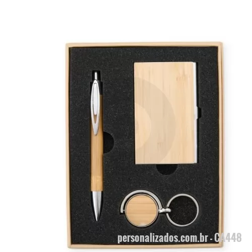 Caderno ecológico personalizado - Este kit é a escolha perfeita para quem busca sustentabilidade no dia a dia. Ele inclui: um porta-cartão com tampa de bambu e interior em metal brilhante, combinando resistência e sofisticação; um chaveiro giratório em metal com frente de bambu e verso espelhado, trazendo modernidade; e uma caneta de bambu com clipe metálico, acionamento por clique e carga esferográfica azul, prática e estilosa. Todos os itens são cuidadosamente acomodados em um estojo de papelão com tampa e interior de espuma, ideal para presentes ou para organizar seus itens com cuidado. Uma escolha que alia sustentabilidade, elegância e utilidade em um único conjunto!