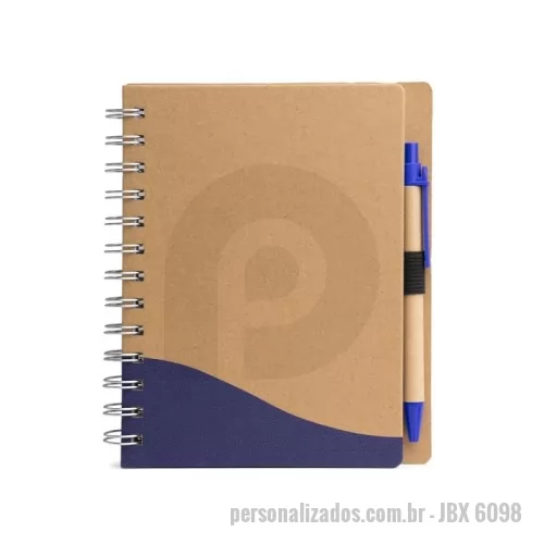 Caderno ecológico personalizado - Caderno ecológico com caneta, capa produzida em papelão com detalhe texturizado e verso liso. Contém miolo com aproximadamente 70 folhas pautadas, suporte de nylon e acompanha caneta de papelão com clip e ponteira de plástico, carga esferográfica 1.0mm e acionamento por clique.