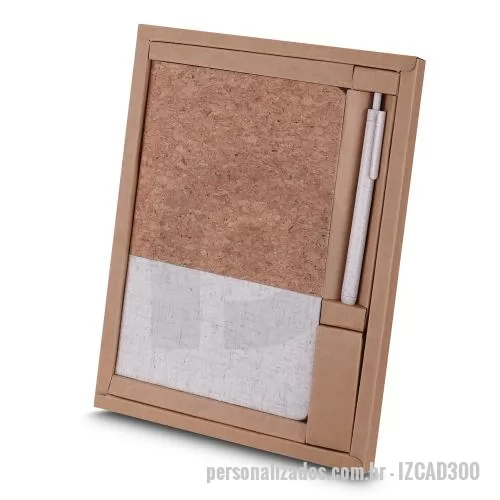 Caderno ecológico personalizado - Kit caderno de anotações e caneta. O kit acompanha a caneta em plástico reciclado. O caderno de anotações é feito de cortiça com detalhe em algodão cru, em capa dura com miolo 80 folhas pautadas. Embalagem é presentável feita de papel kraft.