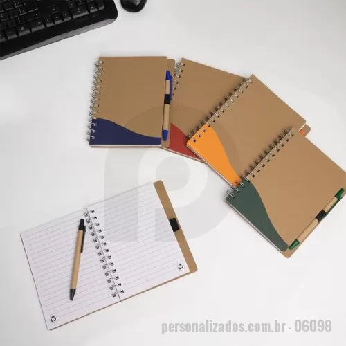 Caderno ecológico personalizado - Descrição: Caderno ecológico com caneta, capa produzida em papelão com detalhe texturizado e verso liso. Contém miolo com aproximadamente 70 folhas pautadas, suporte de nylon e acompanha caneta de papelão com clip e ponteira de plástico, carga esferográfica 1.0mm e acionamento por clique.  Altura :  17,9 cm  Largura :  14,6 cm  Espessura :  1,8 cm
