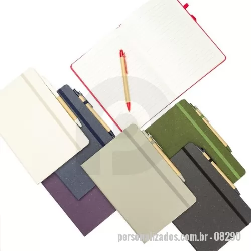 Caderno ecológico personalizado - Descrição: Caderneta ecológica com capa em fibra da palha de arroz. Contém aproximadamente 80 folhas amareladas com pauta, além de duas folhas de guarda, uma fita elástica para fechamento e porta-canetas em elástico. Acompanha uma caneta esferográfica de carga azul de 1,0mm com corpo em papelão e clip, acionamento por clique e ponteira em plástico.  Largura :  15,5 cm  Espessura :  1,3 cm  Comprimento :  21 cm