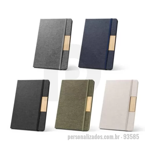 Caderno ecológico personalizado - Caderno A5 personalizado com capa dura revestida em tecido rPET 100% reciclado e detalhe em bambu, ideal para brindes corporativos, kits de onboarding, eventos, treinamentos, convenções e presentes empresariais. Possui 160 páginas pautadas em papel 100% reciclado na cor marfim, fita separadora e elástico para fechamento. O acabamento em tecido reciclado e bambu proporciona visual moderno, elegante e sustentável, agregando maior valor percebido ao brinde. Pode ser personalizado com logotipo ou identidade visual da empresa. Excelente opção para clientes, colaboradores e ações de relacionamento. Medidas aproximadas: 14,6 x 21 cm.