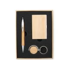 Este kit é a escolha perfeita para quem busca sustentabilidade no dia a dia. Ele inclui: um porta-cartão com tampa de bambu e interior em metal brilhante, combinando resistência e sofisticação; um chaveiro giratório em metal com frente de bambu e verso espelhado, trazendo modernidade; e uma caneta de bambu com clipe metálico, acionamento por clique e carga esferográfica azul, prática e estilosa. Todos os itens são cuidadosamente acomodados em um estojo de papelão com tampa e interior de espuma, ideal para presentes ou para organizar seus itens com cuidado. Uma escolha que alia sustentabilidade, elegância e utilidade em um único conjunto!