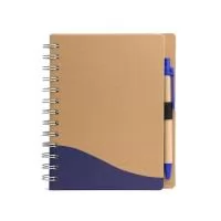 Caderno ecológico com caneta, capa produzida em papelão com detalhe texturizado e verso liso. Contém miolo com aproximadamente 70 folhas pautadas, suporte de nylon e acompanha caneta de papelão com clip e ponteira de plástico, carga esferográfica 1.0mm e acionamento por clique.